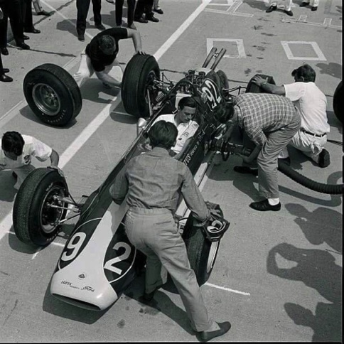 Pendant les essais, tests de ravitaillement en même temps que changement de pneux